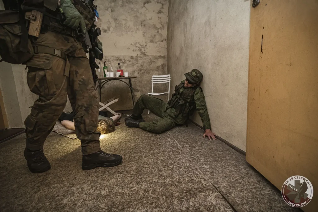 Poszkodowany w scenariuszu medycznym podczas ćwiczeń ratowniczych
