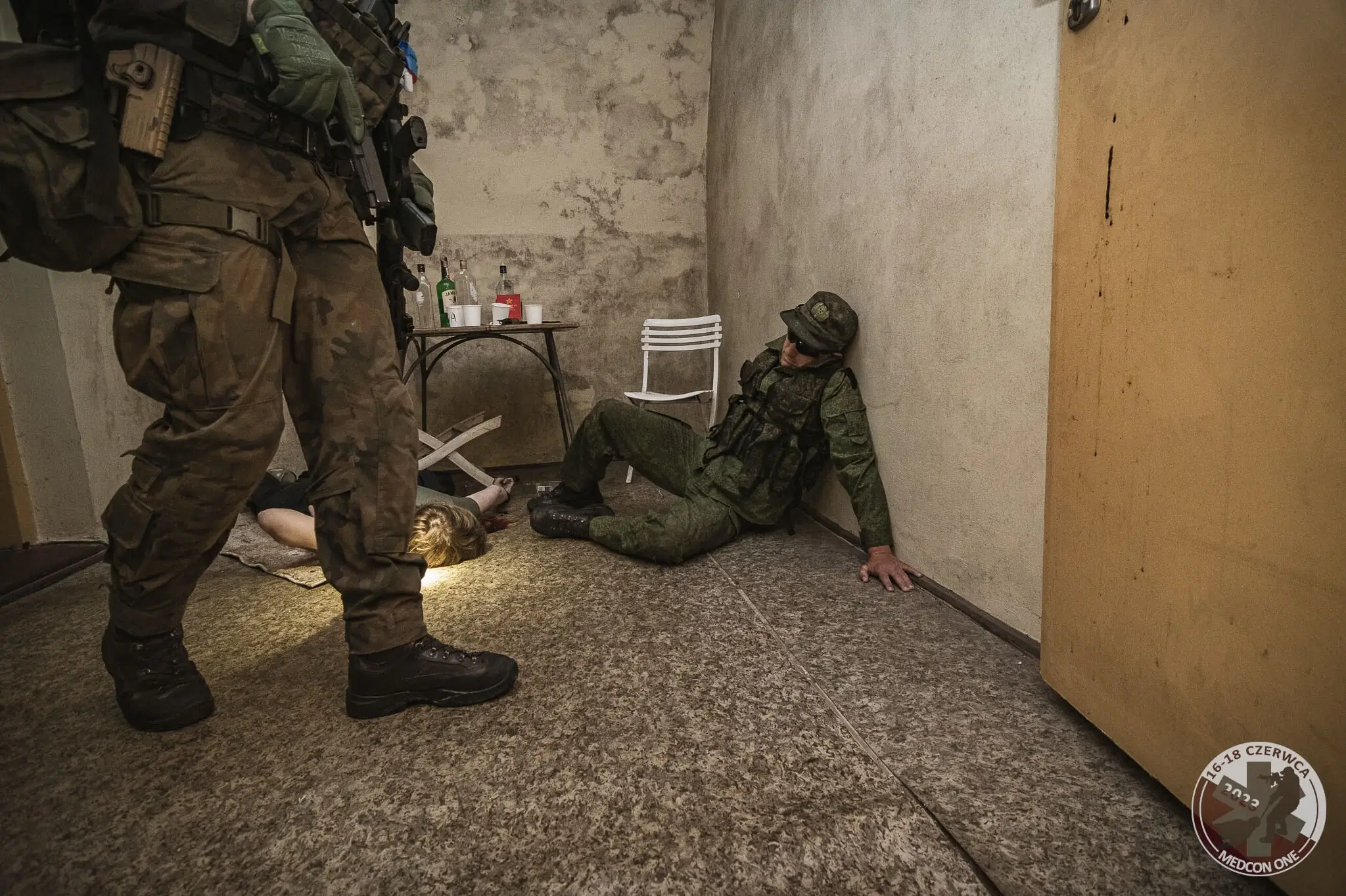 Poszkodowany w scenariuszu medycznym podczas ćwiczeń ratowniczych