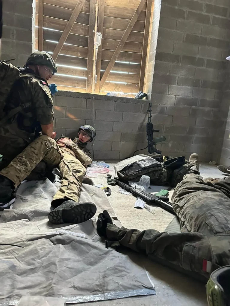 Ratownik udzielający pomocy poszkodowanemu podczas symulacji medycznej MilMed Challenge 2023