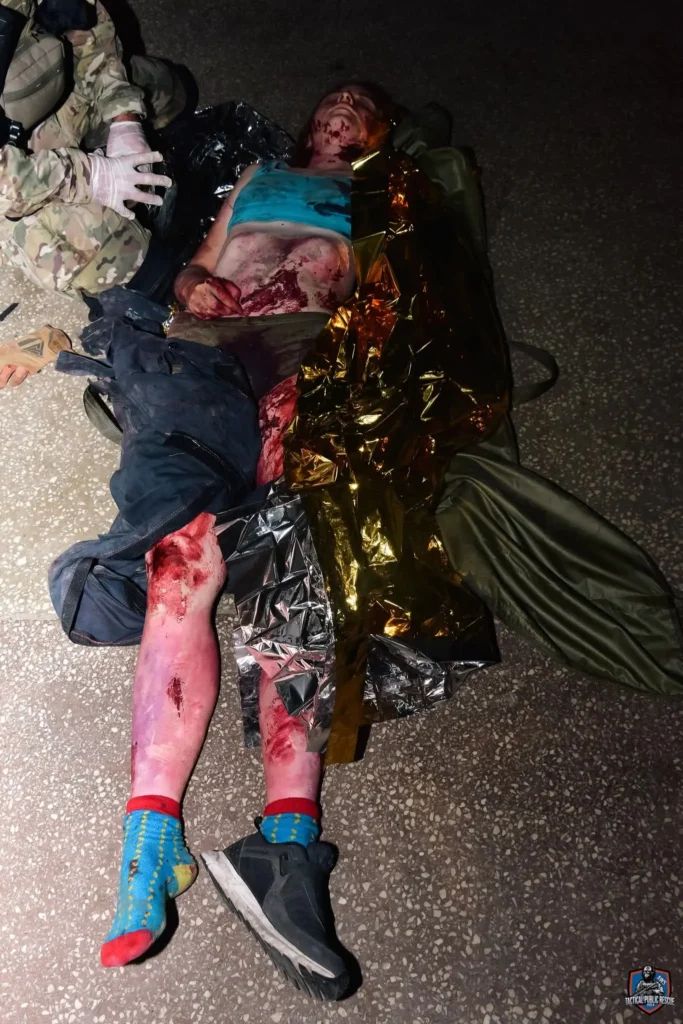 Ranny pacjent zabezpieczony folią NRC podczas działań ratowniczo-taktycznych Tactical Public Rescue 2024