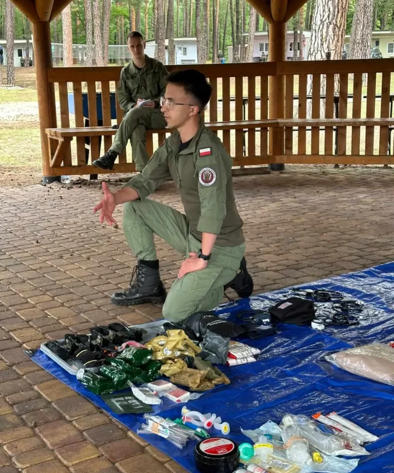szkolenie tccc harcerze krakow instruktor omawia sprzet medyczny