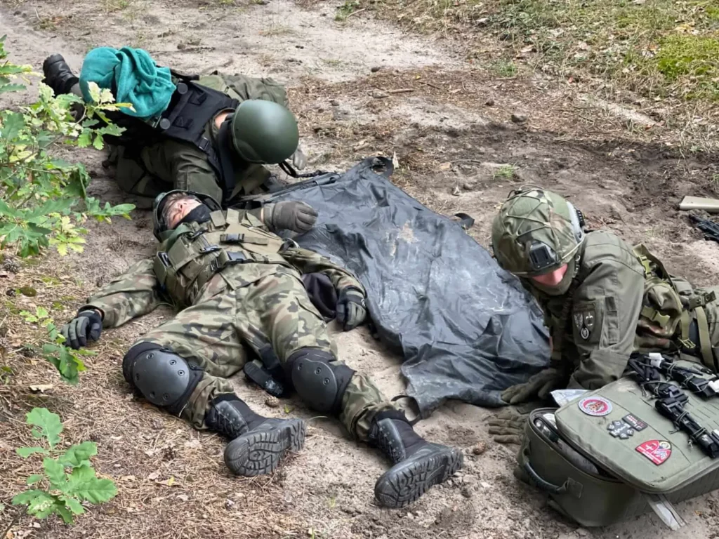 symulacja medyczna tccc harcerze udzielanie pomocy rannemu w lesie