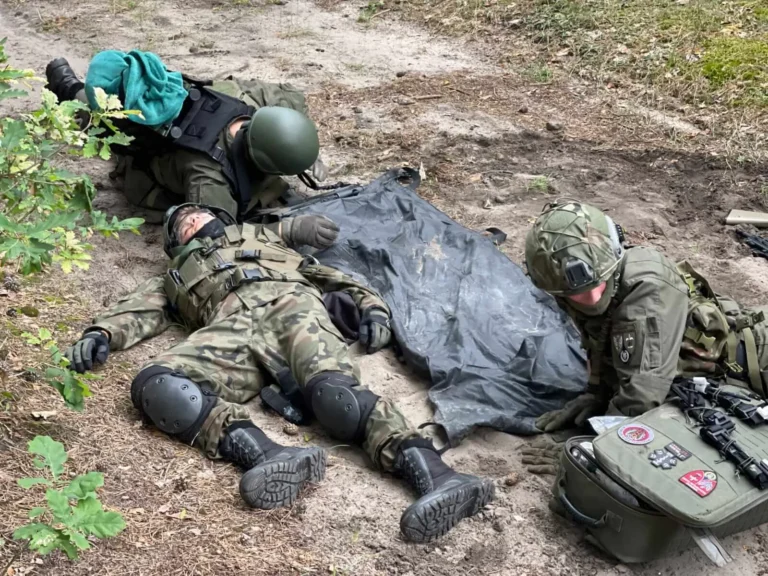 symulacja medyczna tccc harcerze udzielanie pomocy rannemu w lesie