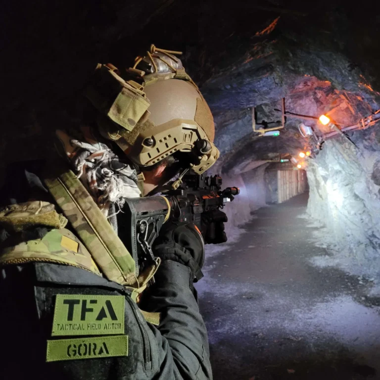 Uczestnik ćwiczeń Wintertide 2022 podczas operacji w tunelu kopalni Złoty Stok