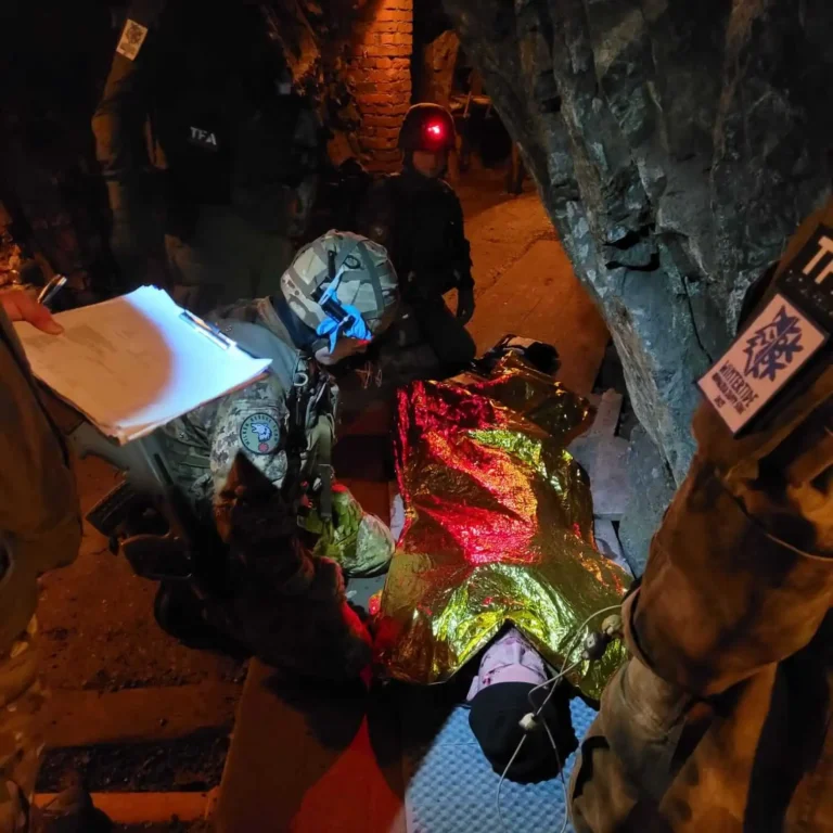 Ewakuacja poszkodowanego w jaskini przez zespół ratowniczy – Wintertide 2023