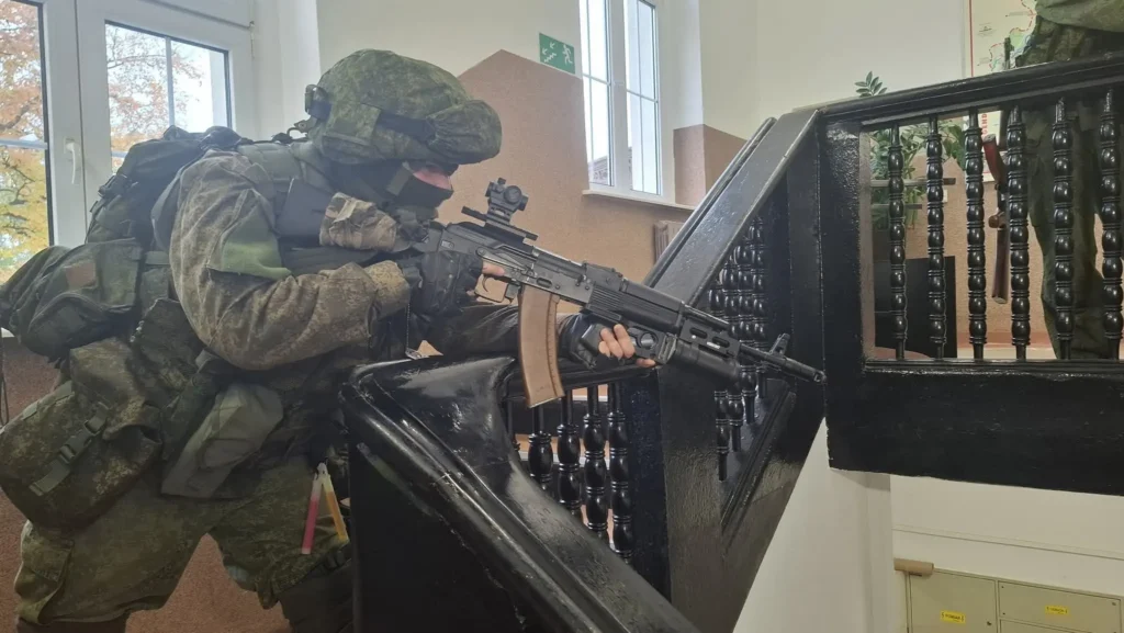 Operator podczas działań kontrterrorystycznych w budynku podczas ćwiczeń Skarszewy 2024