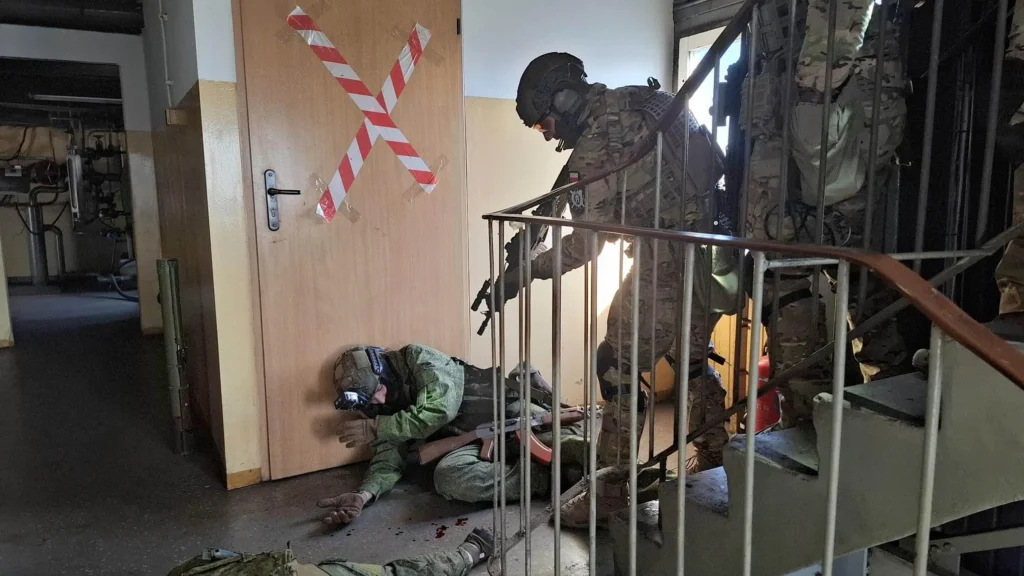 Operatorzy podczas działań kontrterrorystycznych na klatce schodowej podczas ćwiczeń Skarszewy 2024