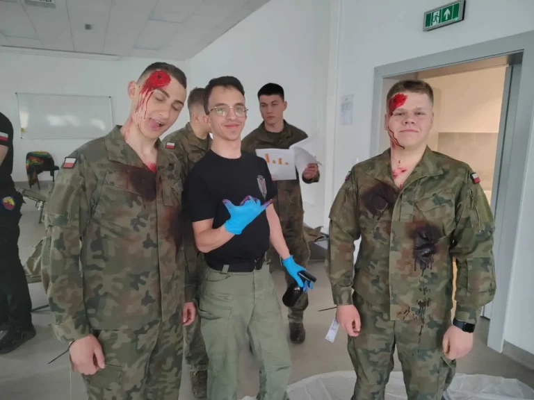 Pozoranci po wykonaniu realistycznej charakteryzacji ran podczas szkolenia z ratownictwa taktycznego