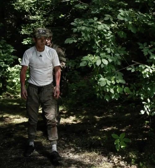 Uczestnik symulacji medycznej poruszający się w terenie leśnym